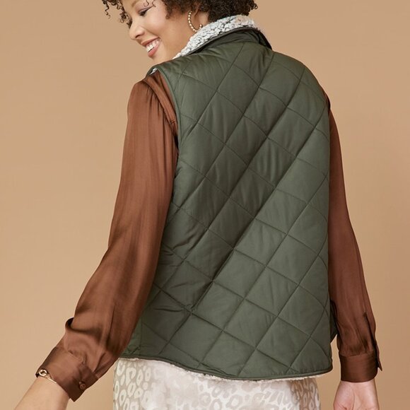 NWT Francesca's Alina Reversible Teddy Vest - Picture 2 of 2